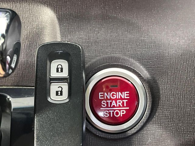 �yHonda�X�}�[�g�L�[�z�J�o����|�P�b�g�ɓ��ꂽ�܂܂ł��h�A�̎{���E�������\�ȃX�}�[�g�L�[�𑕔��B�G���W���̃I���E�I�t�����J�M�����o���K�v����������Ƃ��Ă��֗��ł���