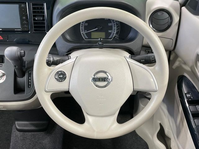 �C���e���A�ɍ��킹���f�U�C���̃X�e�A�����O�́A�^�]�������̂��Ƃ��l���A�^�]���₷���`��A�傫���ł��B�����x�A���ۂɐG���Ă��m���߂��������B