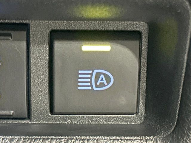【オートマチックハイビーム】夜間の安全走行に役立つ便利な機能!先行車や対向車を検知し、ハイビームとロービームを自動で切り替えてくれます♪