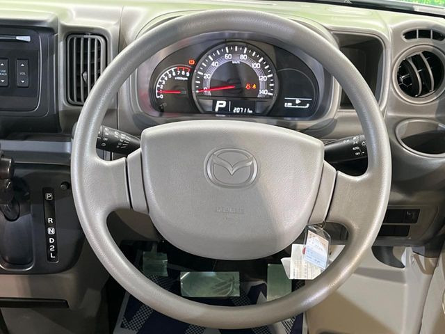 �C���e���A�ɍ��킹���f�U�C���̃X�e�A�����O�́A�^�]�������̂��Ƃ��l���A�^�]���₷���`��A�傫���ł��B�����x�A���ۂɐG���Ă��m���߂��������B