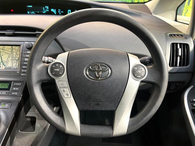 �C���e���A�ɍ��킹���f�U�C���̃X�e�A�����O�́A�^�]�������̂��Ƃ��l���A�^�]���₷���`��A�傫���ł��B�����x�A���ۂɐG���Ă��m���߂��������B