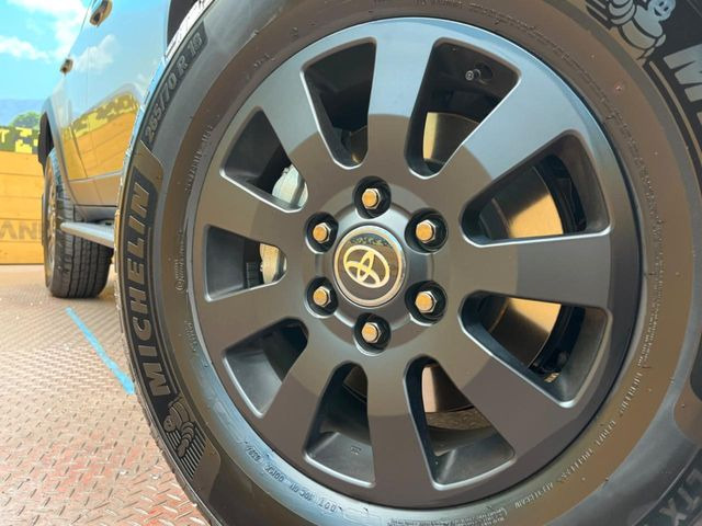 �y����18�C���`�A���~�z�C�[���z�O�ςɃ}�b�`���������A���~�z�C�[���𑕒����Ă���܂��B�e��ЊO�A���~�z�C�[����A�X�^�b�h���X�^�C�����戵�����Ă���܂��B���񂲑��k����������