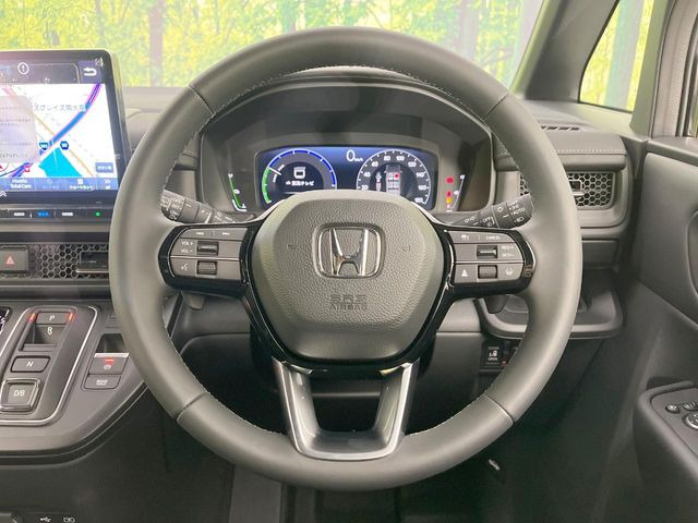 �C���e���A�ɍ��킹���f�U�C���̃X�e�A�����O�́A�^�]�������̂��Ƃ��l���A�^�]���₷���`��A�傫���ł��B�����x�A���ۂɐG���Ă��m���߂��������B