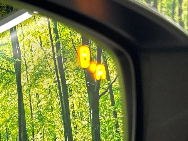 【ブラインドスポットモニター】走行中、ドアミラーの死角になりやすい箇所に後続車が接近するとサイドミラーのレンズに警告を表示!ドライバーに注意喚起をしてくれます。