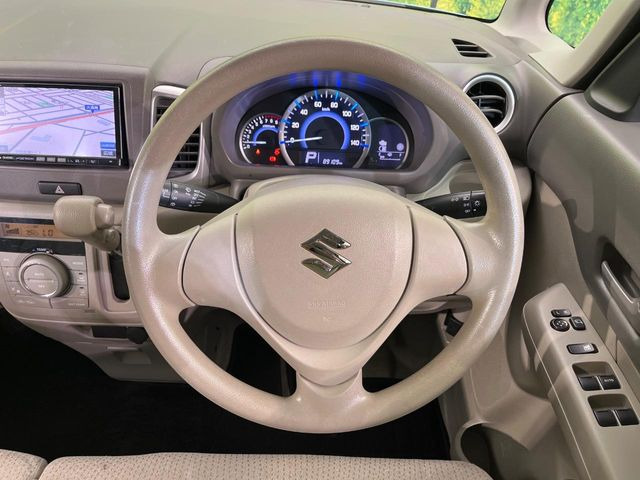 �C���e���A�ɍ��킹���f�U�C���̃X�e�A�����O�́A�^�]�������̂��Ƃ��l���A�^�]���₷���`��A�傫���ł��B�����x�A���ۂɐG���Ă��m���߂��������B