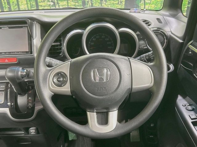 �C���e���A�ɍ��킹���f�U�C���̃X�e�A�����O�́A�^�]�������̂��Ƃ��l���A�^�]���₷���`��A�傫���ł��B�����x�A���ۂɐG���Ă��m���߂��������B