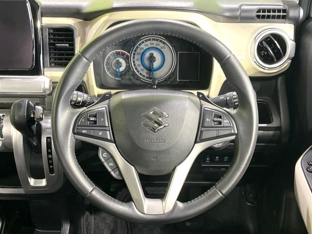 �C���e���A�ɍ��킹���f�U�C���̃X�e�A�����O�́A�^�]�������̂��Ƃ��l���A�^�]���₷���`��A�傫���ł��B�����x�A���ۂɐG���Ă��m���߂��������B