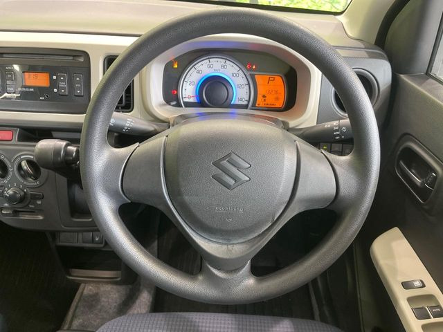 �C���e���A�ɍ��킹���f�U�C���̃X�e�A�����O�́A�^�]�������̂��Ƃ��l���A�^�]���₷���`��A�傫���ł��B�����x�A���ۂɐG���Ă��m���߂��������B