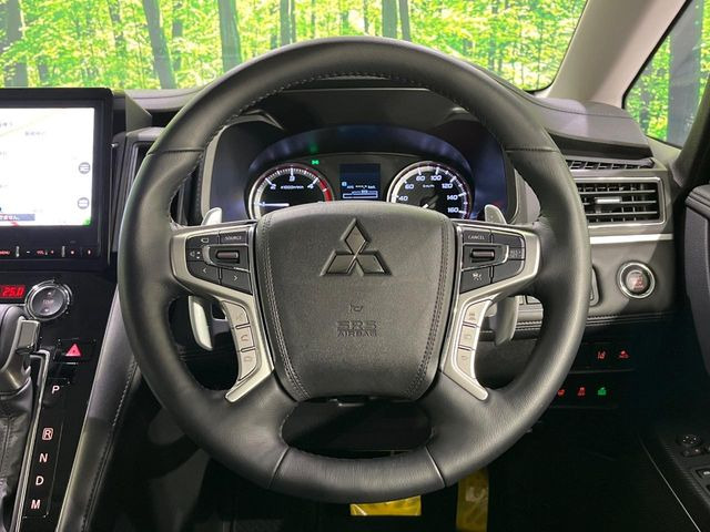 【ステアリングヒーター】冬場に冷たくなりやすい革巻きステアリングを、スイッチ一つで素早く適温に!エアコンよりも早く温まってくれるので、寒い日の運転も快適になりますね♪