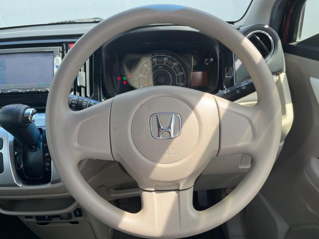 �C���e���A�ɍ��킹���f�U�C���̃X�e�A�����O�́A�^�]�������̂��Ƃ��l���A�^�]���₷���`��A�傫���ł��B�����x�A���ۂɐG���Ă��m���߂��������B
