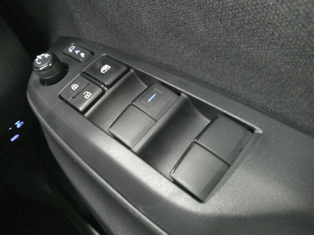 パワーウィンドウは運転席のスイッチのみオート機能も装備されております。ウィンドウロックも装備されているので、お子様と一緒の時も安心ですね。