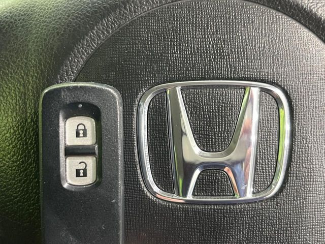 �yHonda�X�}�[�g�L�[�z�J�o����|�P�b�g�ɓ��ꂽ�܂܂ł��h�A�̎{���E�������\�ȃX�}�[�g�L�[�𑕔��B�G���W���̃I���E�I�t�����J�M�����o���K�v����������Ƃ��Ă��֗��ł���