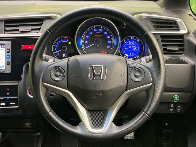 �C���e���A�ɍ��킹���f�U�C���̃X�e�A�����O�́A�^�]�������̂��Ƃ��l���A�^�]���₷���`��A�傫���ł��B�����x�A���ۂɐG���Ă��m���߂��������B