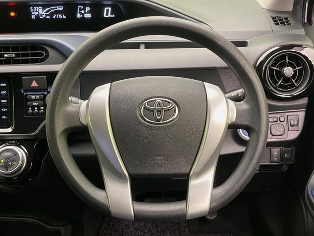 �C���e���A�ɍ��킹���f�U�C���̃X�e�A�����O�́A�^�]�������̂��Ƃ��l���A�^�]���₷���`��A�傫���ł��B�����x�A���ۂɐG���Ă��m���߂��������B