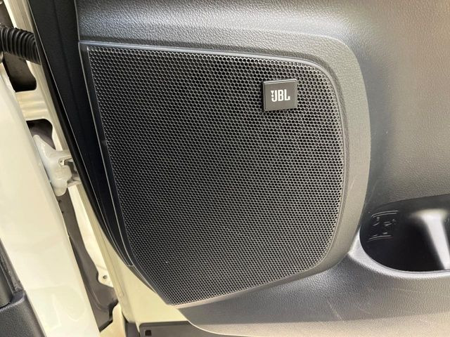 �yJBL�T�E���h�V�X�e���z���[�J�[�I�v�V�����̍��i�ʃT�E���h�V�X�e���𓋍ځB��p�̃`���[�j���O���{���ꂽ�召�l�X�ȃX�s�[�J�[����ǎ��ȃT�E���h���t�ł��A�Տꊴ���ӂ�鉹����Ԃ����o���܂��B