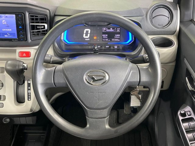 �C���e���A�ɍ��킹���f�U�C���̃X�e�A�����O�́A�^�]�������̂��Ƃ��l���A�^�]���₷���`��A�傫���ł��B�����x�A���ۂɐG���Ă��m���߂��������B