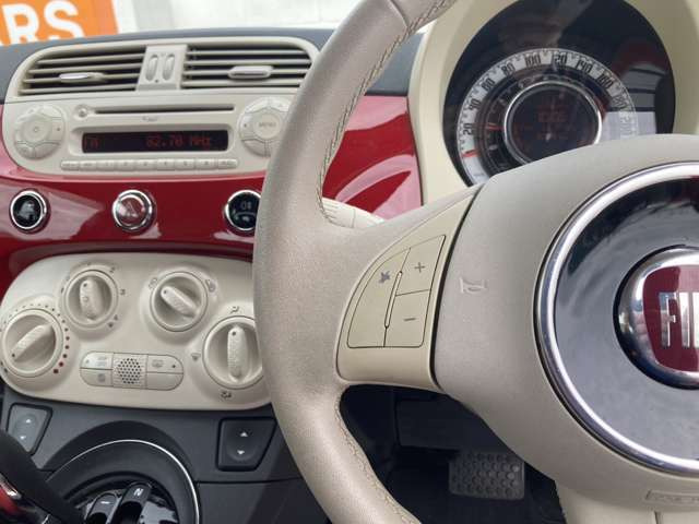 �C���e���A�ɍ��킹���f�U�C���̃X�e�A�����O�́A����₷���^�]���₷���`��A�傫���ł��B�����x�A���ۂɐG���Ă��m���߂���������