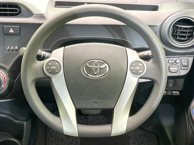 �C���e���A�ɍ��킹���f�U�C���̃X�e�A�����O�́A�^�]�������̂��Ƃ��l���A�^�]���₷���`��A�傫���ł��B�����x�A���ۂɐG���Ă��m���߂��������B