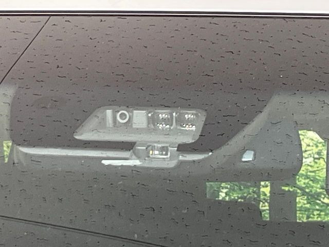 【三菱e-Assist】走行中に前方の車両等を認識し、衝突しそうな時は警報とブレーキで衝突回避と被害軽減をアシスト。より安全にドライブをお楽しみいただけます。