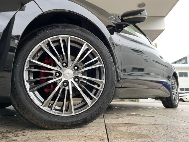 �y16�C���`�A���~�z�C�[���z�O�ςɃ}�b�`�����A���~�z�C�[���𑕒����Ă���܂��B�e��A���~�z�C�[����A�X�^�b�h���X�^�C�����戵�����Ă���܂��B���񂲑��k����������