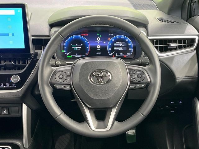 �C���e���A�ɍ��킹���f�U�C���̃X�e�A�����O�́A�^�]�������̂��Ƃ��l���A�^�]���₷���`��A�傫���ł��B�����x�A���ۂɐG���Ă��m���߂��������B