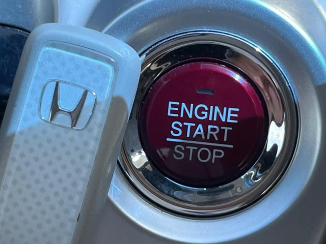 �yHonda�X�}�[�g�L�[�z�J�o����|�P�b�g�ɓ��ꂽ�܂܂ł��h�A�̎{���E�������\�ȃX�}�[�g�L�[�𑕔��B�G���W���̃I���E�I�t�����J�M�����o���K�v����������Ƃ��Ă��֗��ł���