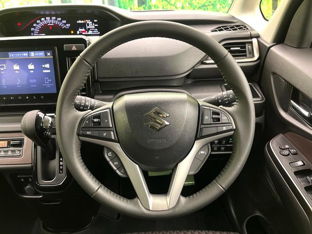 �C���e���A�ɍ��킹���f�U�C���̃X�e�A�����O�́A�^�]�������̂��Ƃ��l���A�^�]���₷���`��A�傫���ł��B�����x�A���ۂɐG���Ă��m���߂��������B