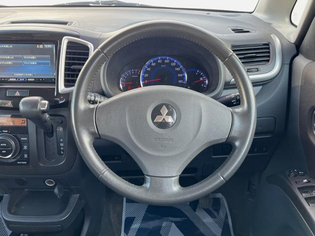 �C���e���A�ɍ��킹���f�U�C���̃X�e�A�����O�́A�^�]�������̂��Ƃ��l���A�^�]���₷���`��A�傫���ł��B�����x�A���ۂɐG���Ă��m���߂��������B