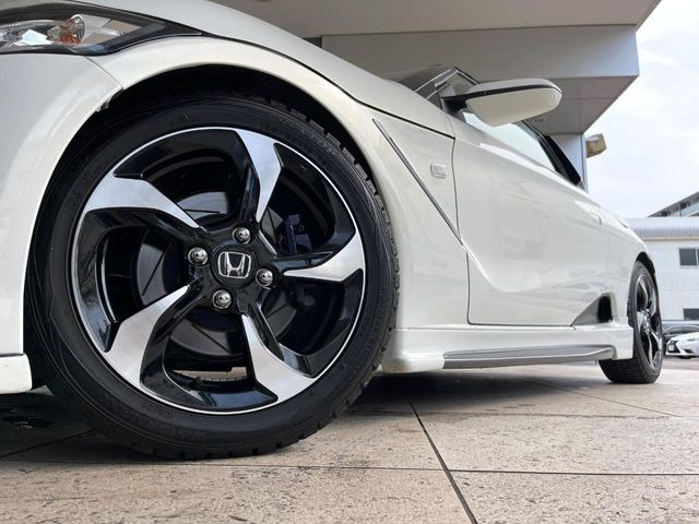 �y����16�C���`�A���~�z�C�[���z�O�ςɃ}�b�`���������A���~�z�C�[���𑕒����Ă���܂��B�e��ЊO�A���~�z�C�[����A�X�^�b�h���X�^�C�����戵�����Ă���܂��B���񂲑��k����������