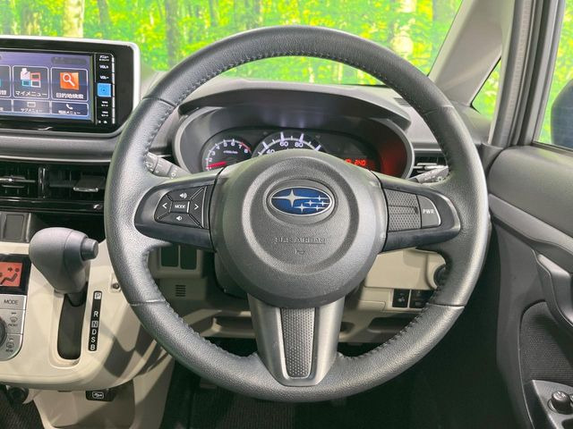 �C���e���A�ɍ��킹���f�U�C���̃X�e�A�����O�́A�^�]�������̂��Ƃ��l���A�^�]���₷���`��A�傫���ł��B�����x�A���ۂɐG���Ă��m���߂��������B
