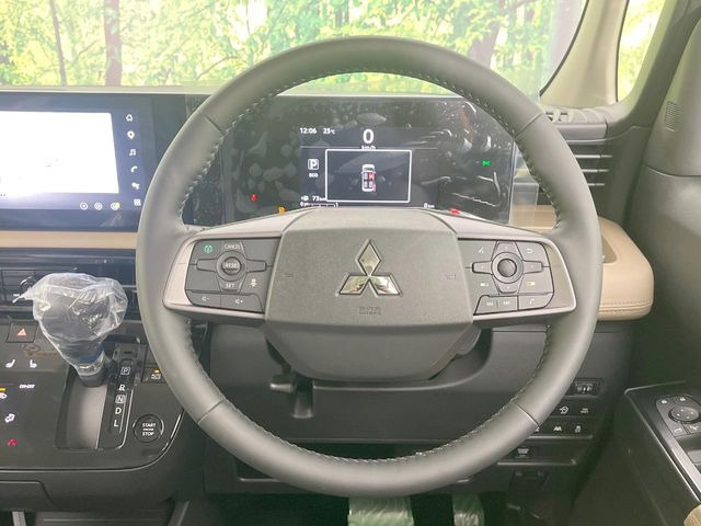 �C���e���A�ɍ��킹���f�U�C���̃X�e�A�����O�́A�^�]�������̂��Ƃ��l���A�^�]���₷���`��A�傫���ł��B�����x�A���ۂɐG���Ă��m���߂��������B