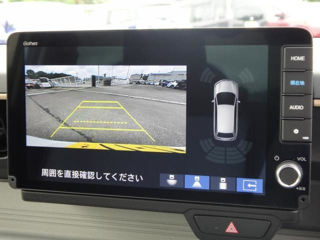 ★3画面バックカメラ装備★「R」の位置にすると、自動的に後方の様子をカラー画像(車幅/距離/予想進路線表示機能付)で表示。バックの際の安心感を高めます★