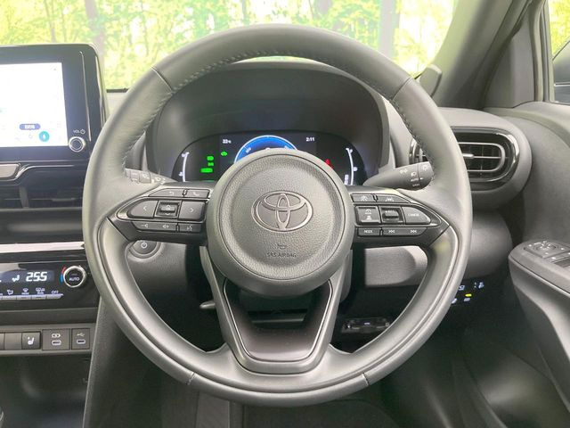 �C���e���A�ɍ��킹���f�U�C���̃X�e�A�����O�́A�^�]�������̂��Ƃ��l���A�^�]���₷���`��A�傫���ł��B�����x�A���ۂɐG���Ă��m���߂��������B