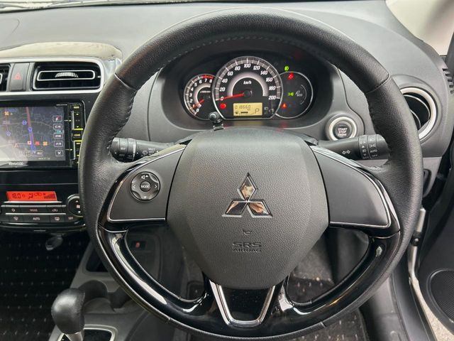 �C���e���A�ɍ��킹���f�U�C���̃X�e�A�����O�́A�^�]�������̂��Ƃ��l���A�^�]���₷���`��A�傫���ł��B�����x�A���ۂɐG���Ă��m���߂��������B