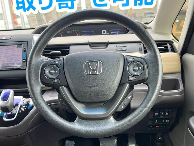 �C���e���A�ɍ��킹���f�U�C���̃X�e�A�����O�́A�^�]�������̂��Ƃ��l���A�^�]���₷���`��A�傫���ł��B�����x�A���ۂɐG���Ă��m���߂��������B
