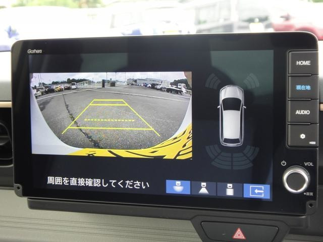★3画面バックカメラ装備★「R」の位置にすると、自動的に後方の様子をカラー画像(車幅/距離/予想進路線表示機能付)で表示。バックの際の安心感を高めます★