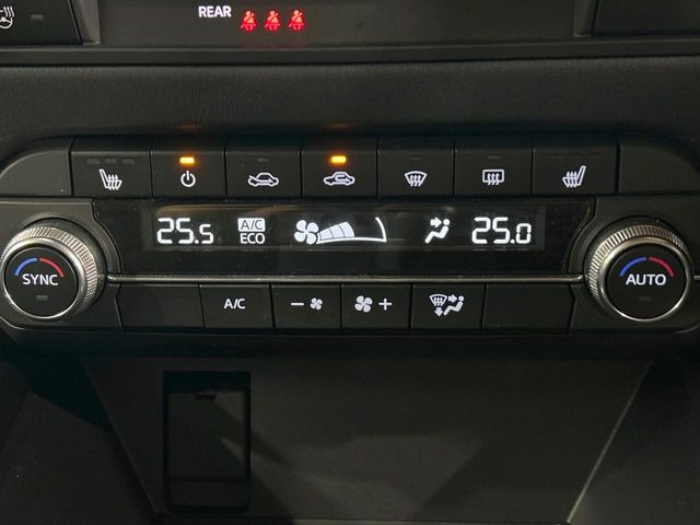 【シートヒーター】寒い日に重宝するシートヒーター!エアコンより早く温まってくれるので寒がりの人も安心ですね♪エアコンの温風は乾燥するから苦手、という方にもをおすすめです。