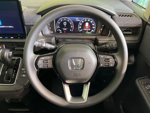 �C���e���A�ɍ��킹���f�U�C���̃X�e�A�����O�́A�^�]�������̂��Ƃ��l���A�^�]���₷���`��A�傫���ł��B�����x�A���ۂɐG���Ă��m���߂��������B
