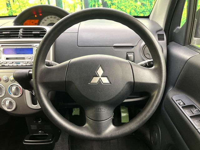 �C���e���A�ɍ��킹���f�U�C���̃X�e�A�����O�́A�^�]�������̂��Ƃ��l���A�^�]���₷���`��A�傫���ł��B�����x�A���ۂɐG���Ă��m���߂��������B