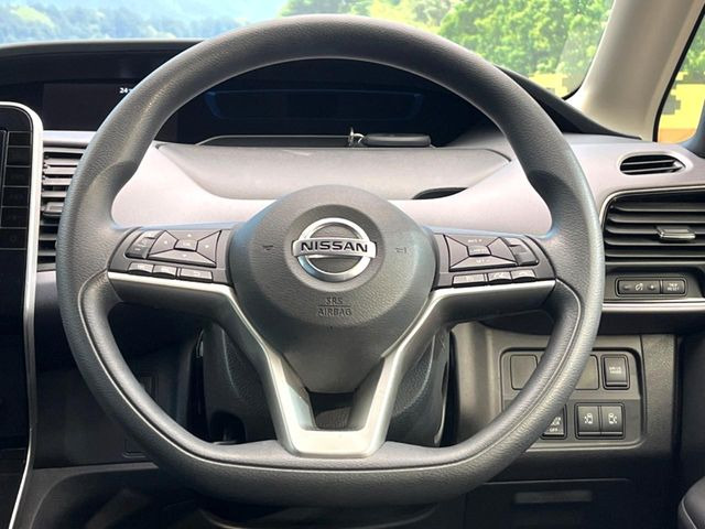 �C���e���A�ɍ��킹���f�U�C���̃X�e�A�����O�́A�^�]�������̂��Ƃ��l���A�^�]���₷���`��A�傫���ł��B�����x�A���ۂɐG���Ă��m���߂��������B