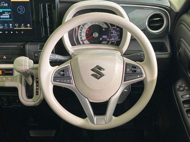 �C���e���A�ɍ��킹���f�U�C���̃X�e�A�����O�́A�^�]�������̂��Ƃ��l���A�^�]���₷���`��A�傫���ł��B�����x�A���ۂɐG���Ă��m���߂��������B