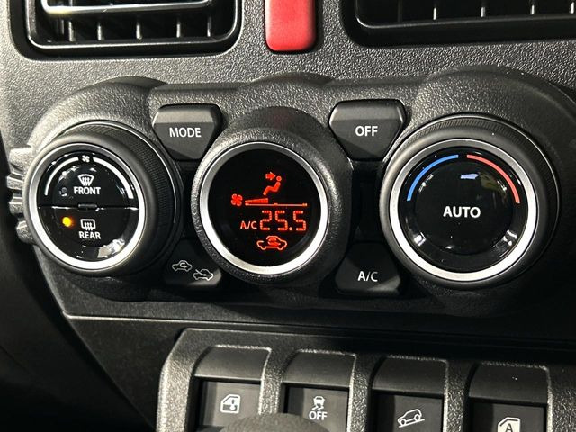 【オートエアコン】一度お好みの温度に設定すれば、車内の温度を検知し風量や温度を自動で調整。暑い&hellip;寒い&hellip;と何度もスイッチ操作をする必要はありません。快適な車内空間には必須の機能ですね♪