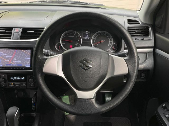 �C���e���A�ɍ��킹���f�U�C���̃X�e�A�����O�́A�^�]�������̂��Ƃ��l���A�^�]���₷���`��A�傫���ł��B�����x�A���ۂɐG���Ă��m���߂��������B