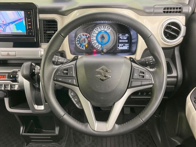 �C���e���A�ɍ��킹���f�U�C���̃X�e�A�����O�́A�^�]�������̂��Ƃ��l���A�^�]���₷���`��A�傫���ł��B�����x�A���ۂɐG���Ă��m���߂��������B