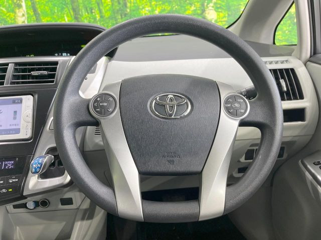 �C���e���A�ɍ��킹���f�U�C���̃X�e�A�����O�́A�^�]�������̂��Ƃ��l���A�^�]���₷���`��A�傫���ł��B�����x�A���ۂɐG���Ă��m���߂��������B