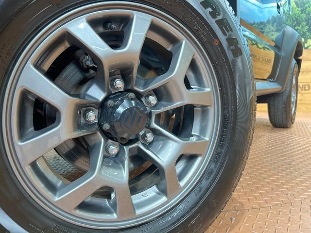 �y����15�C���`�A���~�z�C�[���z�O�ςɃ}�b�`���������A���~�z�C�[���𑕒����Ă���܂��B�e��ЊO�A���~�z�C�[����A�X�^�b�h���X�^�C�����戵�����Ă���܂��B���񂲑��k����������