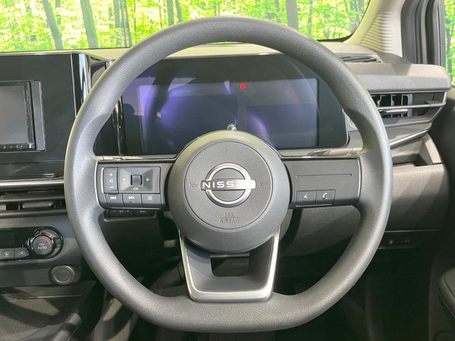 �C���e���A�ɍ��킹���f�U�C���̃X�e�A�����O�́A�^�]�������̂��Ƃ��l���A�^�]���₷���`��A�傫���ł��B�����x�A���ۂɐG���Ă��m���߂��������B