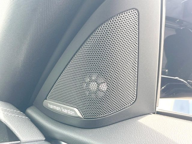 ��harman/kardon�T�E���h�V�X�e��:�I�[�f�B�I��僁�[�J�[����|����v���~�A���X�s�[�J�[�𑕔��B�����̃X�s�[�J�[����A���̗������܂ŕ����鍂�i���ȉ��y�����y���݂��������܂��B