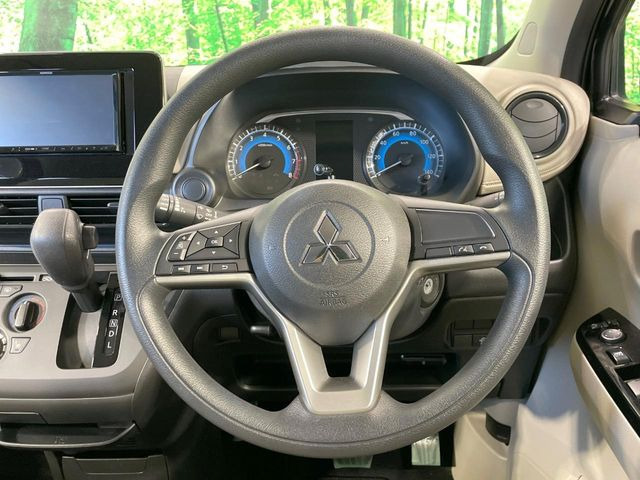 �C���e���A�ɍ��킹���f�U�C���̃X�e�A�����O�́A�^�]�������̂��Ƃ��l���A�^�]���₷���`��A�傫���ł��B�����x�A���ۂɐG���Ă��m���߂��������B