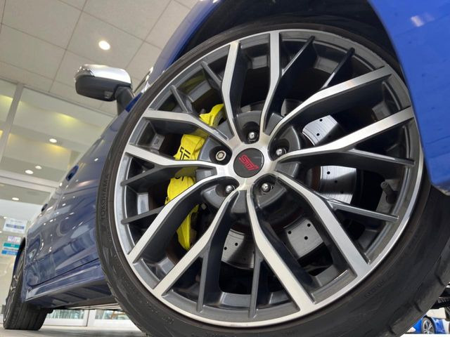 �y����19�C���`�A���~�z�C�[���z�O�ςɃ}�b�`���������A���~�z�C�[���𑕒����Ă���܂��B�e��ЊO�A���~�z�C�[����A�X�^�b�h���X�^�C�����戵�����Ă���܂��B���񂲑��k����������